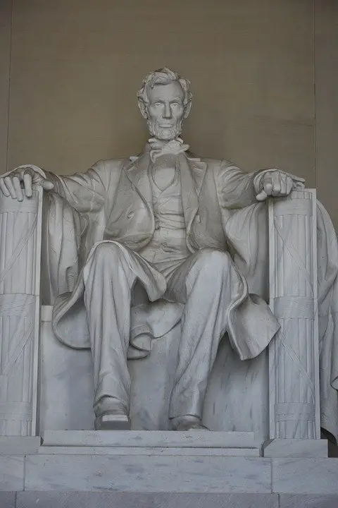 Lincoln Memorial makes DC a great spring break ideas